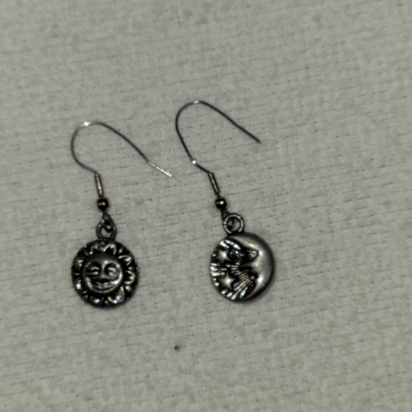 Vintage Handmade Sun and Moon Silver Dangle Pierced earrings - Picture 4 of 9